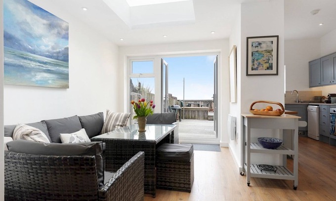 Borth House | Pass the Keys | The Green Dolphin The Green Dolphin 4 Bed Victorian Beach House