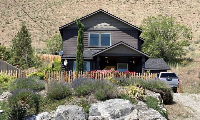 Pateros House | Pateros, WA "Getaway" 2BR 2BA Sleeps 6!