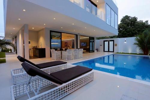 Pratumnak Hill Villa | Pattaya Near Beach & Walk Street Luxury Villa