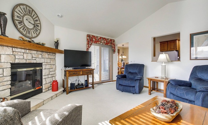Egg Harbor Condo | 'Pattie's Other Place' - Indoor Pool Access!