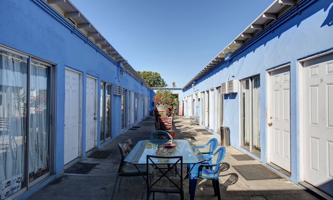 Sunset Park Hotel | Pavilions Motel