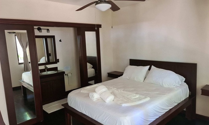 Dominical Hotel | Pavones Beach Queen Room at Hona Beach Hotel