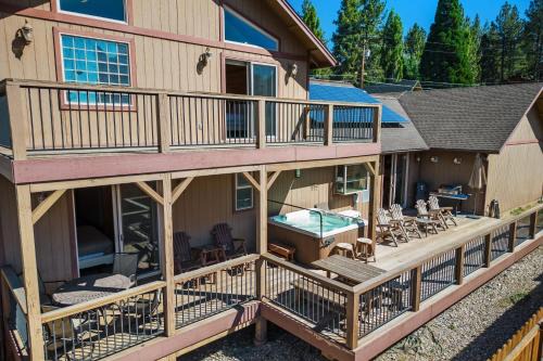 Moonridge House | Paw Print Hot Tub Mountain Views Game Room 4mins to Ski Resort