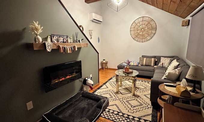 East Durham Cabin | Pawfect Family Retreat! 2bd,1ba,loft. W privateDogPark,Cls to ski,hike,ZoomFlume