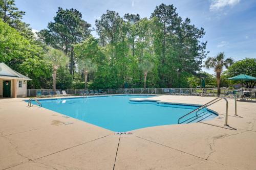 Pawleys Island Apartment | Pawleys Island Condo with Screened Porch and Golfing!
