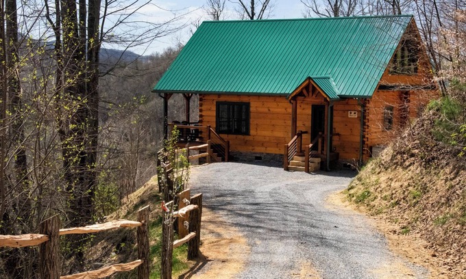 Topton Cabin | Paws Up-Luxury Log Cabin Rental, Mountain Views, High Speed Internet, Rafting, Fishing in Nantahala NC!
