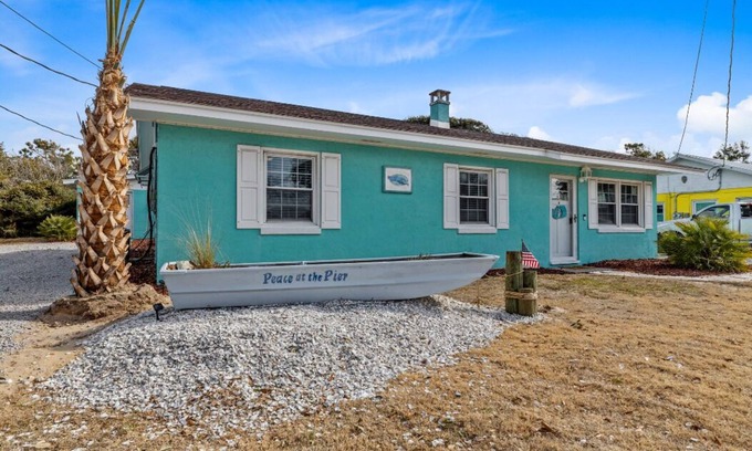 Emerald Isle Cottage | Peace at the Pier Cottage A With King Size Bed