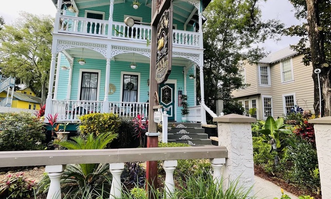Downtown Historic District Bed & Breakfast | Peace & Plenty Inn Bed & Breakfast