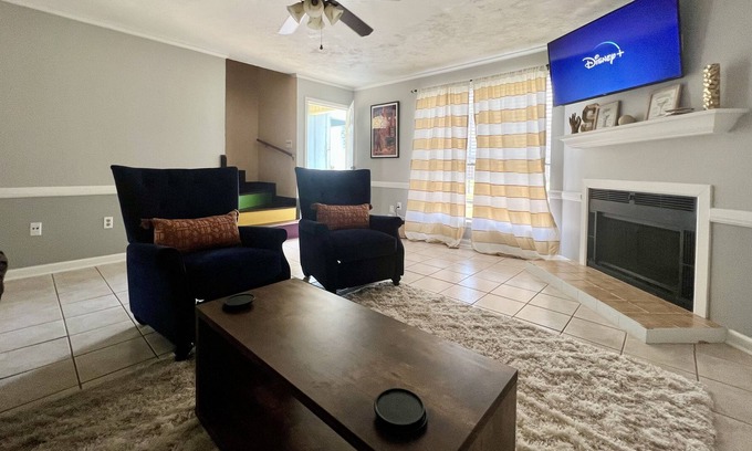 Shenandoah House | Peaceful 2 story twnhme *Sleep 6* 18 Min to LSU*