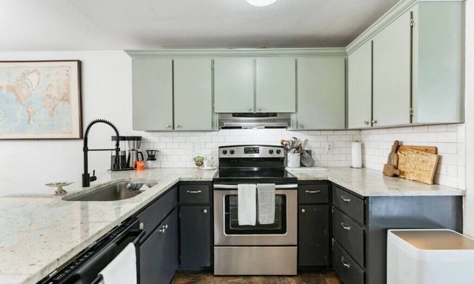 Arnada House | Peaceful 3-bdrm DT Vancouver Home
