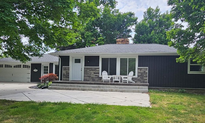 Marne House | Peaceful 3-bedroom dog-friendly house on 2.5 acres between GR and Allendale