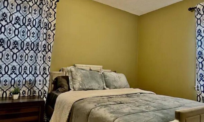 Little Italy House | Peaceful 3-bedroom house in weddington