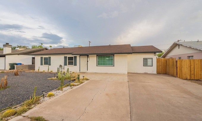Whitney Beach House | Peaceful 3-bedroom house with AC in Bradenton. Next to the beach and IMG Academy
