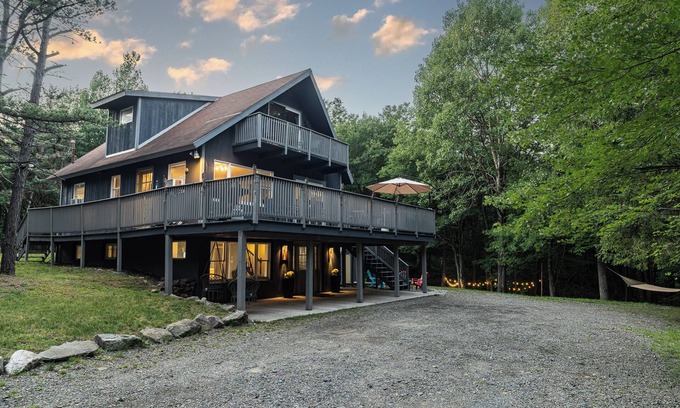 Long Pond Ski Chalet | Peaceful 3-Story Chalet by a Stream Nature Escape – Poconos