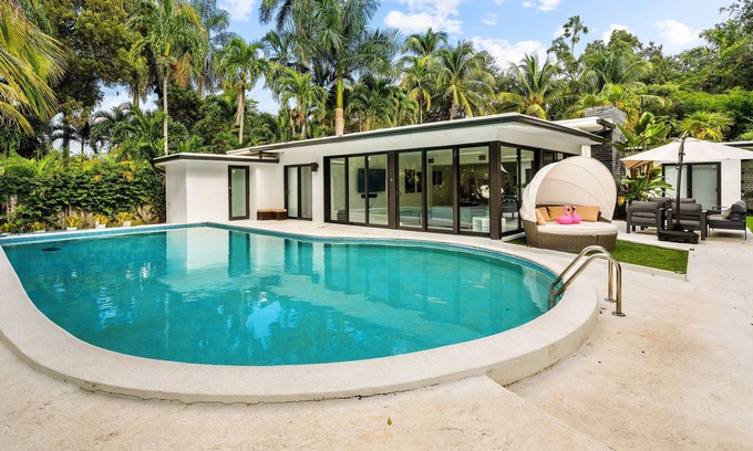 El Portal House | Peaceful 3BD Family House With Pool