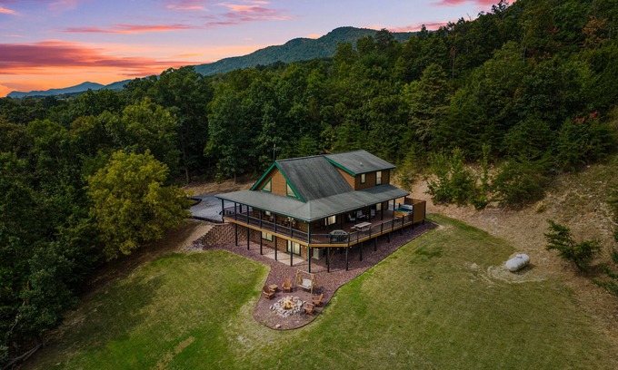 Stanley Cabin | Peaceful 5-bedroom cabin with hot tub and views
