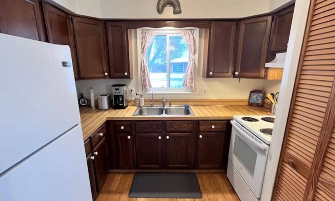 Hamburg Township Cottage | Peaceful All Seasons Lakehouse On Private Lake