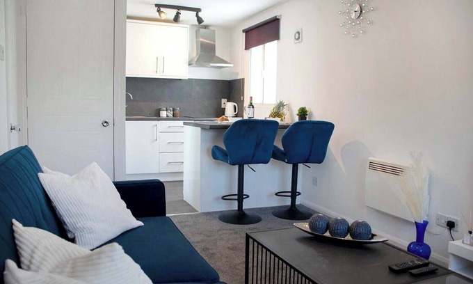 Langley Marish Apartment | Peaceful and cozy 1 bed flat in Heathrow area. Plenty of FREE parking space.