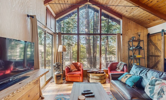 Crest Park House | Peaceful and Cozy Cabin- Close to Sky Park at Santa's Village