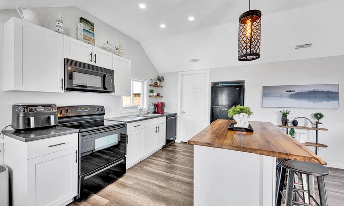 Kingsville House | Peaceful and Private - 5 Minutes from Beach & Wineries