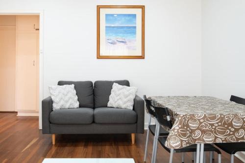 Glenelg North Apartment | Peaceful at the Pat - Free wine