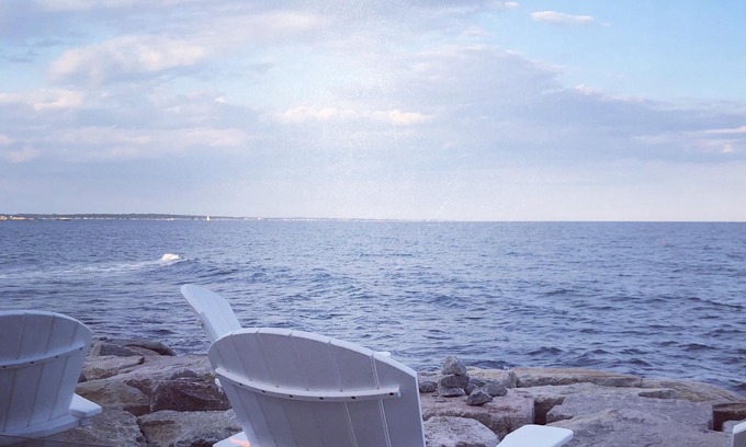 Narragansett House | Peaceful Beach Cottage - 10 minute walk to Scarborough Beach, Narragansett