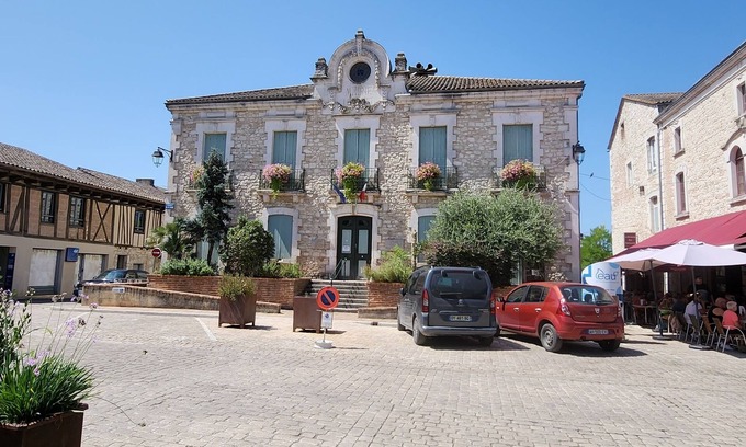 Villereal RV Rental | Peaceful Bungalow on spacious campground, 5 mins to a lively historical Village