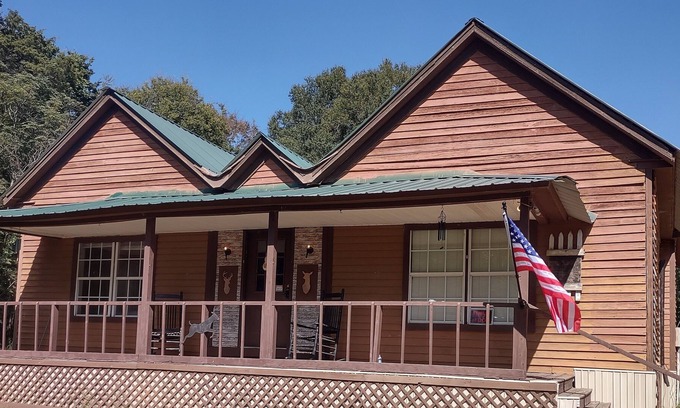 Batesburg Cabin | Peaceful cabin in the trees- boats welcome!