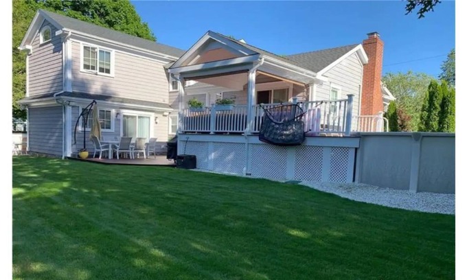 Stratford House | Peaceful, cheerful 4 bedroom home with a pool