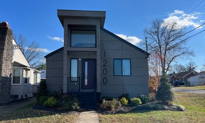 Germantown House | Peaceful Contemporary Close to Everything
