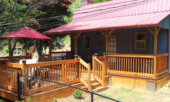 Gatlinburg - Pigeon Forge Cottage | Peaceful Cottage, Pet (2 Max) friendly - Fenced yard, Loft Bedroom