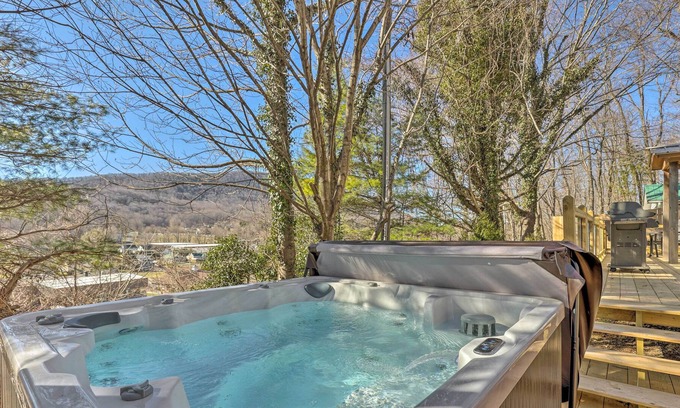 West Jefferson Cottage | Peaceful Cottage w/ Views - Pets Welcome!