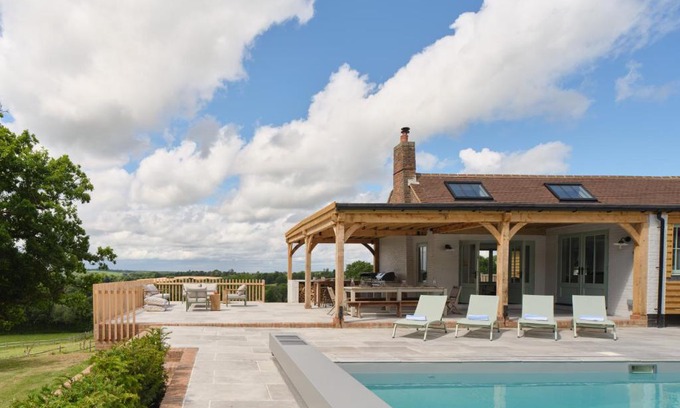 Crowborough Villa | Peaceful cottage with great views and spa facilities