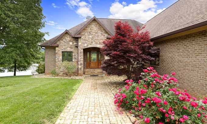 Hayesville House | Peaceful Cove on Lake Chatuge-Dock-Hot Tub-Sauna