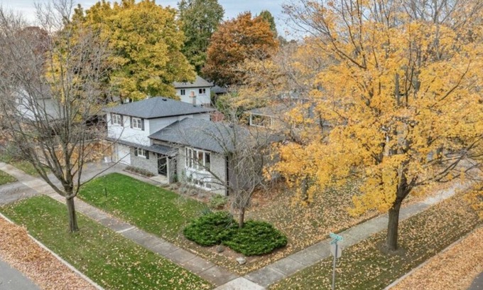 Oakville House | Peaceful & cozy 4B home in SE Oakville