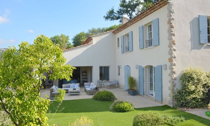 Saint-Paul-de-Vence Villa | Peaceful designed modern villa nestles in St Paul de Vence