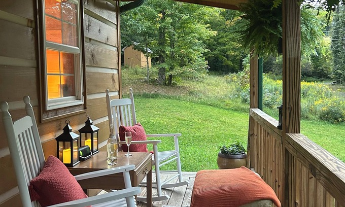 West Jefferson Cabin | Peaceful elegant cabin on private land, Minutes from downtown West Jefferson.