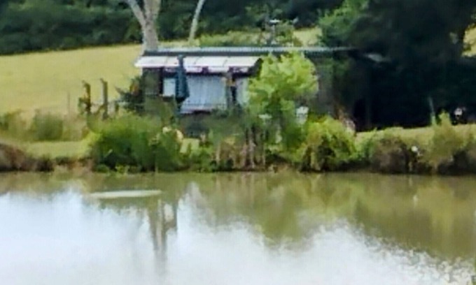 Crowborough Cabin | Peaceful en-suite lakeside cabin with all mod cons.