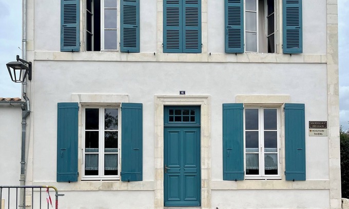 Le Chateau-d'Oleron Villa | Peaceful family home with sea view, in the heart of the village, on the ramparts
