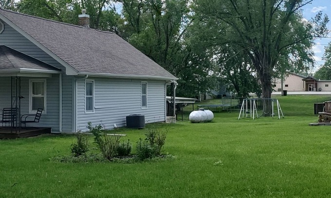 Trenton House | Peaceful Grandmas Cottage 2-bedroom house. Trenton, Mo. Wi-Fi. AC. Sleeps 7