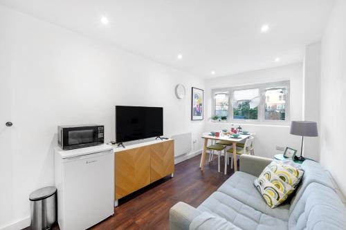 Monkhams House | Peaceful Green London - 1 bedroom & Free parking