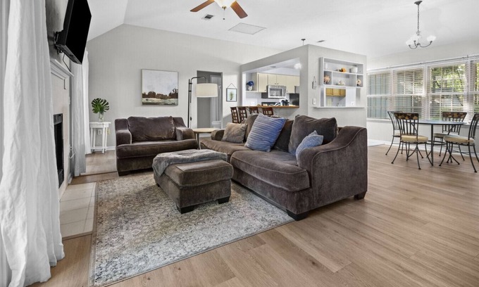 Haile Plantation House | Peaceful Haile Cottage | Trails + Deck + Near UF