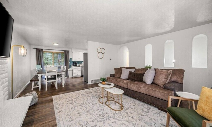Fairwood House | Peaceful Haven I Stylish Home in North Spokane