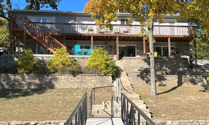 Camdenton House | PEACEFUL HOME-4 BEDROOMS w/3 KING BEDS, 3 BATHROOM, EASY PARKING & A BOAT SLIP!