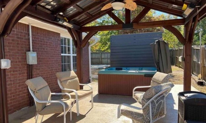 Fayetteville House | Peaceful Home close to I-49 and Razorback Stadium