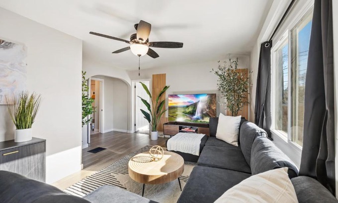 Berkley House | Peaceful Home w/4BR, Big Yard and amazing art
