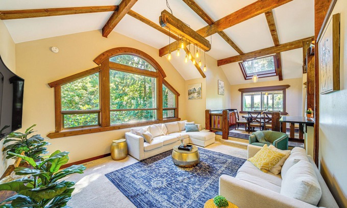 Sammamish House | Peaceful Home w/Partial Lake Sammamish View!