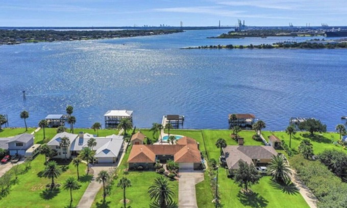Northside House | Peaceful Island Retreat - Heated Pool - Sleeps 10