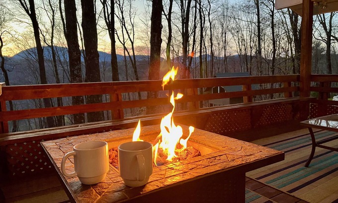 Lake Toxaway House | Peaceful Ivy Ridge - w/waterfalls, hikes + hot tub!