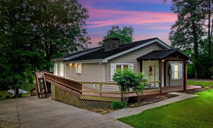 New London House | Peaceful Lakefront Retreat: private dock, deck, arcade and more!